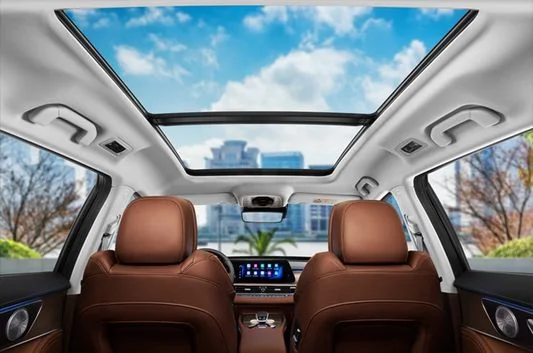 Эргономичные сиденья и панорамная крыша